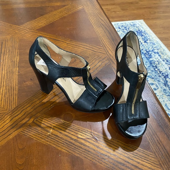 Zipper front - Picture 3 of 3